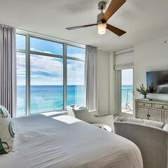 Bedroom with sea vie